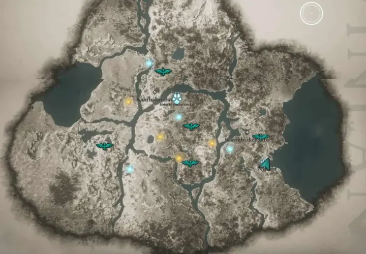 Mappa di Assassin's Creed Valhalla con icone di corvi e punti di interesse. Esplora il mondo di gioco per scoprire nuovi segreti.