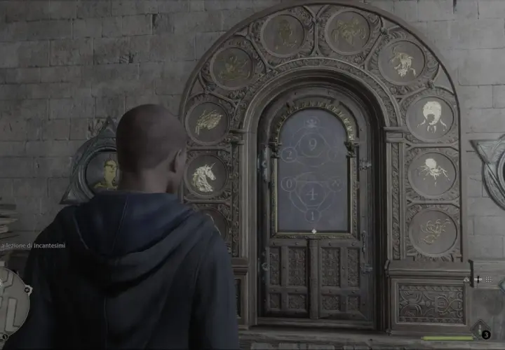 Un personaggio osserva delle porte con simboli di creature magiche, un enigma di Hogwarts Legacy.