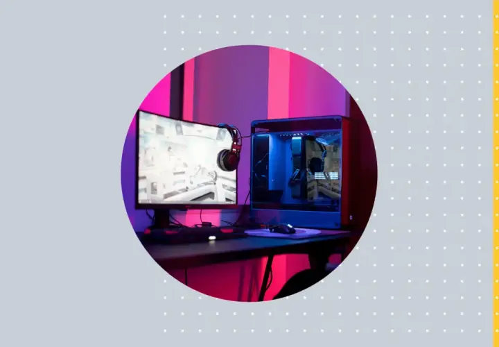 Postazione gaming con PC potente, monitor acceso e cuffie, ideale per giochi simili a Fortnite.