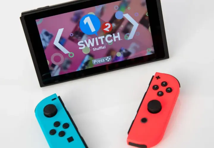 Nintendo Switch con Joy-Con blu e rossi, pronto per le vendite. Schermo mostra "1-2-Switch".
