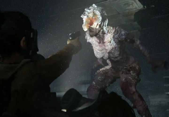 Ellie punta la pistola contro uno dei terrificanti mostri di The Last of Us, in un confronto teso e pieno di spore.