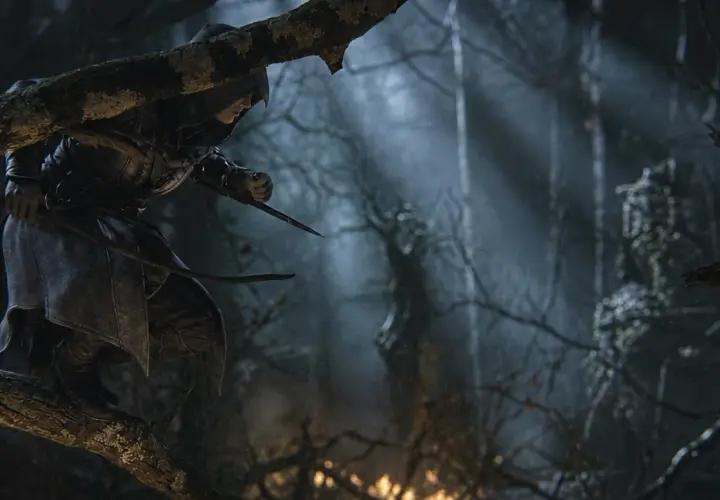 Un assassino con cappuccio, ispirato ad Assassin's Creed Hexe, si muove furtivamente tra i rami di un bosco oscuro, pronto all'attacco.