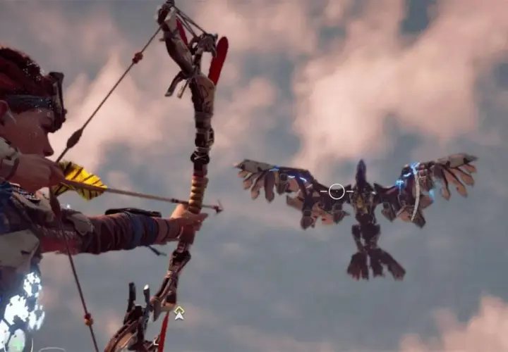 Aloy mira con il suo arco una macchina volante, un'antica armeria Horizon in azione.