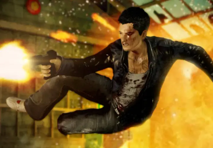 Un uomo salta in aria sparando con una pistola, circondato da fiamme e detriti. Un'intensa scena d'azione da Sleeping Dogs 2.