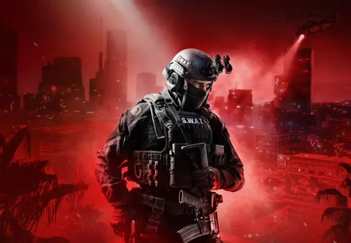 Agente SWAT in azione, pronto per la missione. Le recensioni di "Ready or Not" lo descrivono come un gioco intenso.