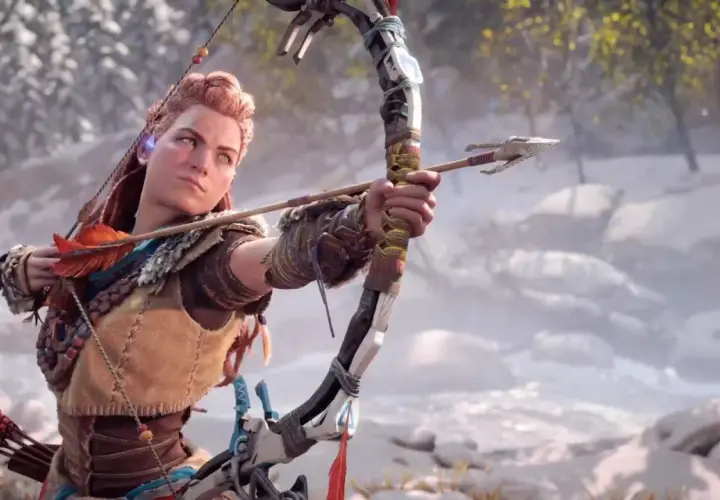 Aloy mira con determinazione, arco teso, pronta a scoccare una freccia. L'ambientazione innevata suggerisce nuove sfide in Horizon Forbidden West DLC.