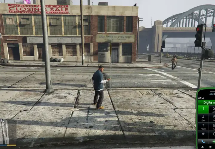 Personaggio in GTA V digita un numero sul cellulare, forse per attivare trucchi.