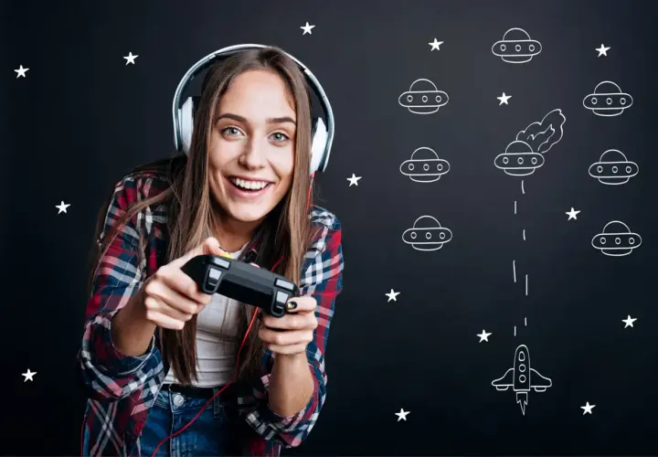 Ragazza con cuffie gioca, con controller in mano, circondata da stelle e UFO. Il suo sorriso esprime il pegi 3 significato: divertimento puro.