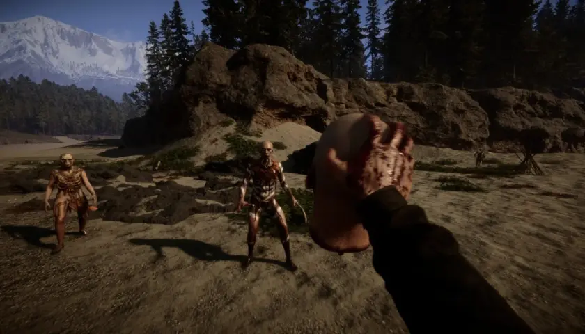 Sons of the Forest PS5: un personaggio con una testa insanguinata affronta creature mutanti in un paesaggio montano.