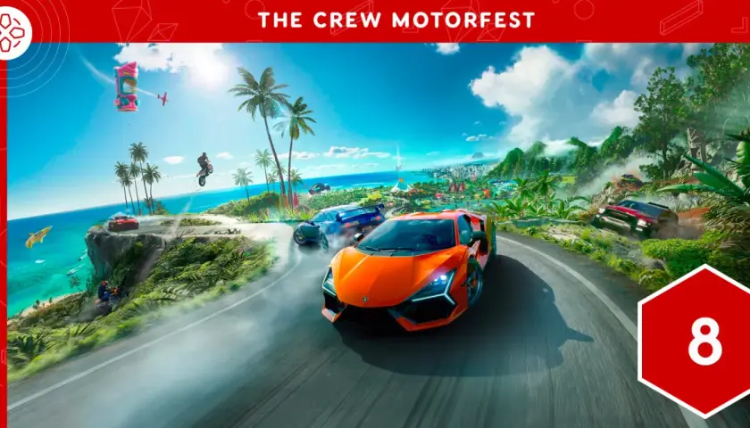 La recensione di The Crew Motorfest mostra auto sportive su un'isola tropicale, con moto e aerei sullo sfondo. Un 8 rosso indica il punteggio.