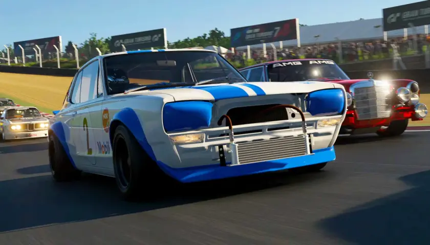 Auto da corsa bianche e blu con numero 2 in primo piano, in gara con altre auto, un aggiornamento di Gran Turismo 7.