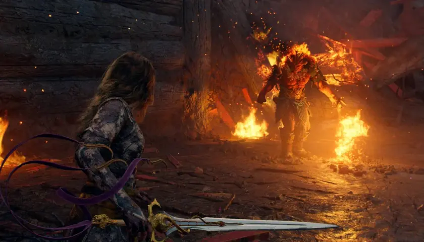 Una guerriera con spada affronta un demone infuocato, un'epica battaglia che anticipa il prossimo God of War.