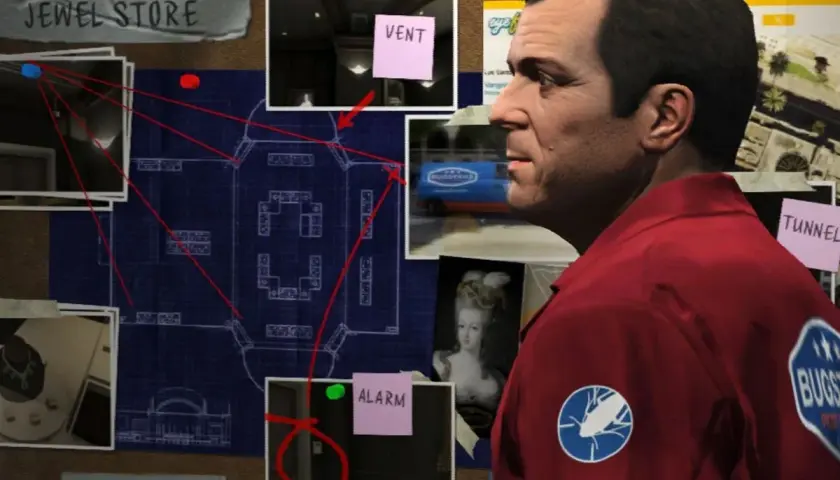 Un uomo con una tuta rossa osserva una bacheca con una mappa di una gioielleria, pianificando un colpo. Forse cerca l'invincibilità in GTA 5.