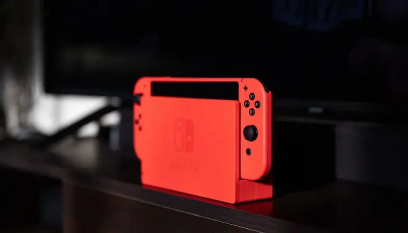 Nintendo Switch rosso acceso, pronto per i migliori giochi Nintendo Switch per adulti.