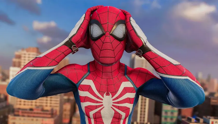 Spider-Man con le mani sulla testa, in posa drammatica. Chissà quanto dura Spider-Man 2, ma questa immagine è iconica.