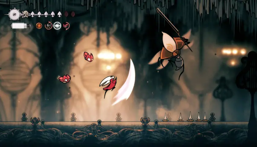 Hornet in azione, in attesa di quando esce Hollow Knight Silksong. Combattimento frenetico con nemici rossi e un'arma affilata.