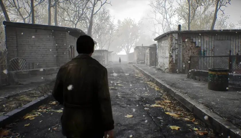 Un uomo cammina in una strada nebbiosa e innevata, verso una figura lontana. Atmosfera inquietante, tipica di un **Silent Hill 1 remake**.