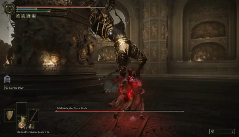 Maliketh, the Black Blade, in Elden Ring, attacca con la sua lama infuocata. Il giocatore si prepara a schivare.