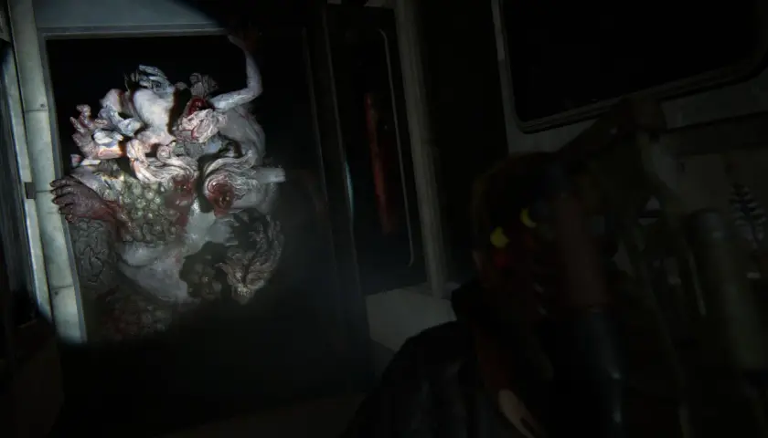 Un terrificante re dei ratti, mutato e deforme, emerge da un vagone abbandonato in The Last of Us. La sua presenza è un incubo.
