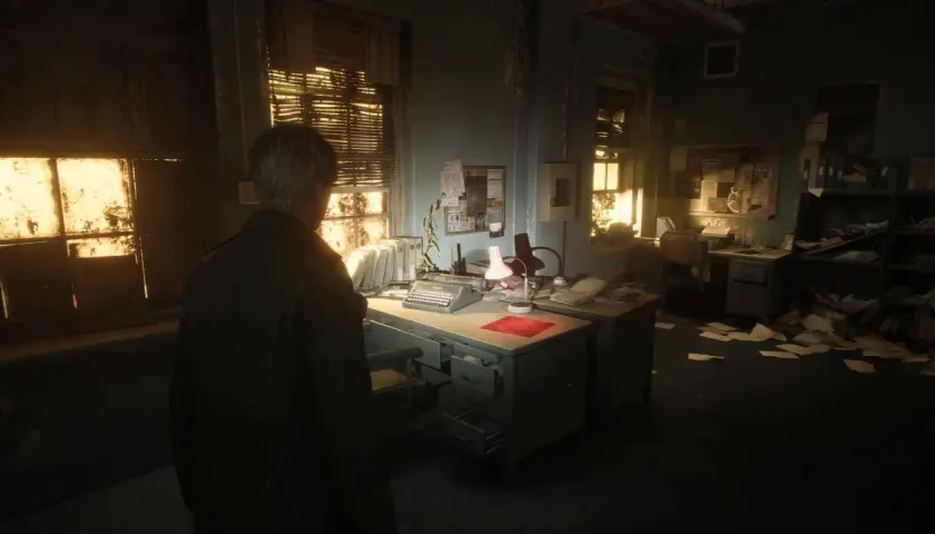 Ufficio disordinato, una macchina da scrivere e carte sparse. L'atmosfera cupa ricorda la **silent hill 2 recensione**.