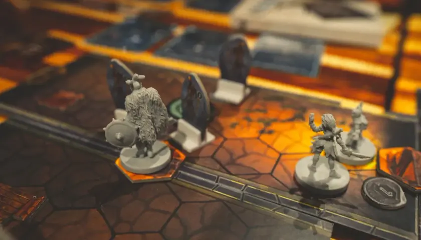 Miniature di guerrieri su un tabellone da gioco, pronti per avventure in dungeons and deejay.