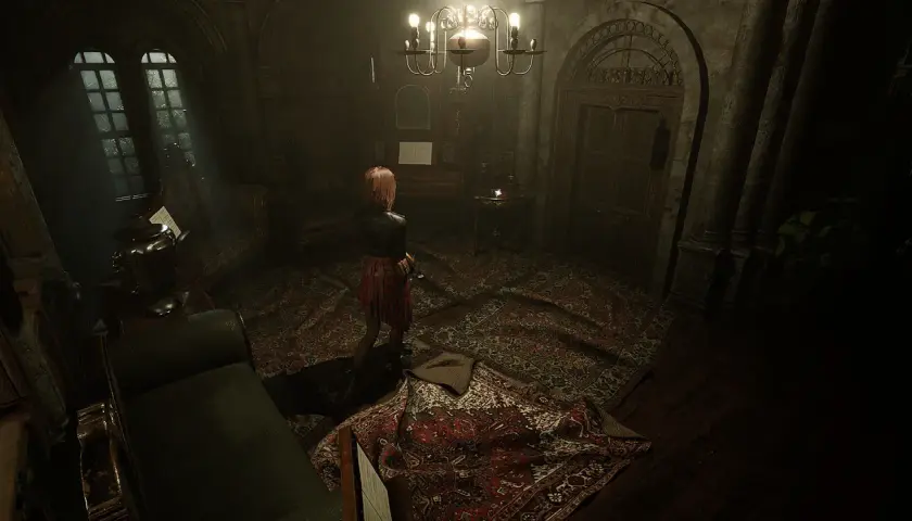 Una ragazza in un salotto antico, un'atmosfera che ricorda una recensione di "Tormented Souls".