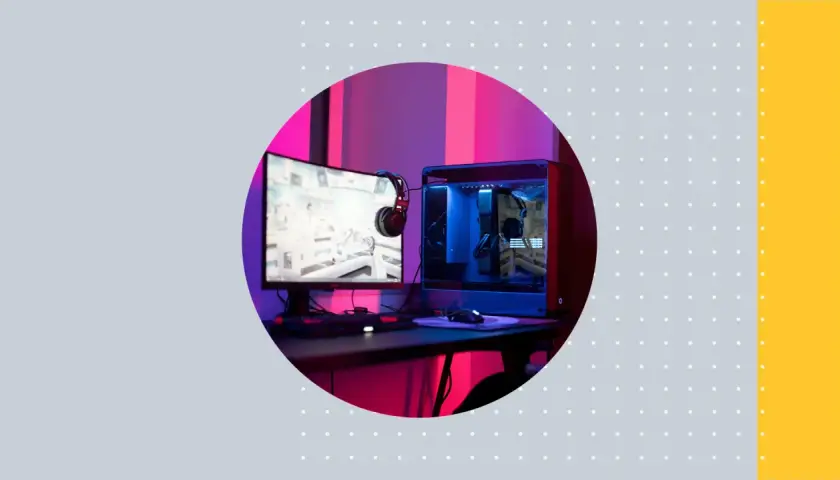 Postazione gaming con PC potente, monitor acceso e cuffie, ideale per giochi simili a Fortnite.