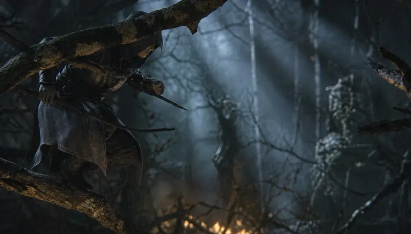Un assassino con cappuccio, ispirato ad Assassin's Creed Hexe, si muove furtivamente tra i rami di un bosco oscuro, pronto all'attacco.