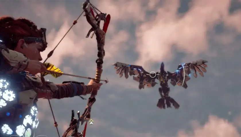 Aloy mira con il suo arco una macchina volante, un'antica armeria Horizon in azione.