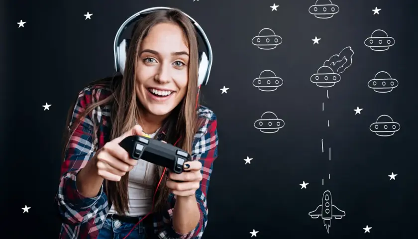 Ragazza con cuffie gioca, con controller in mano, circondata da stelle e UFO. Il suo sorriso esprime il pegi 3 significato: divertimento puro.