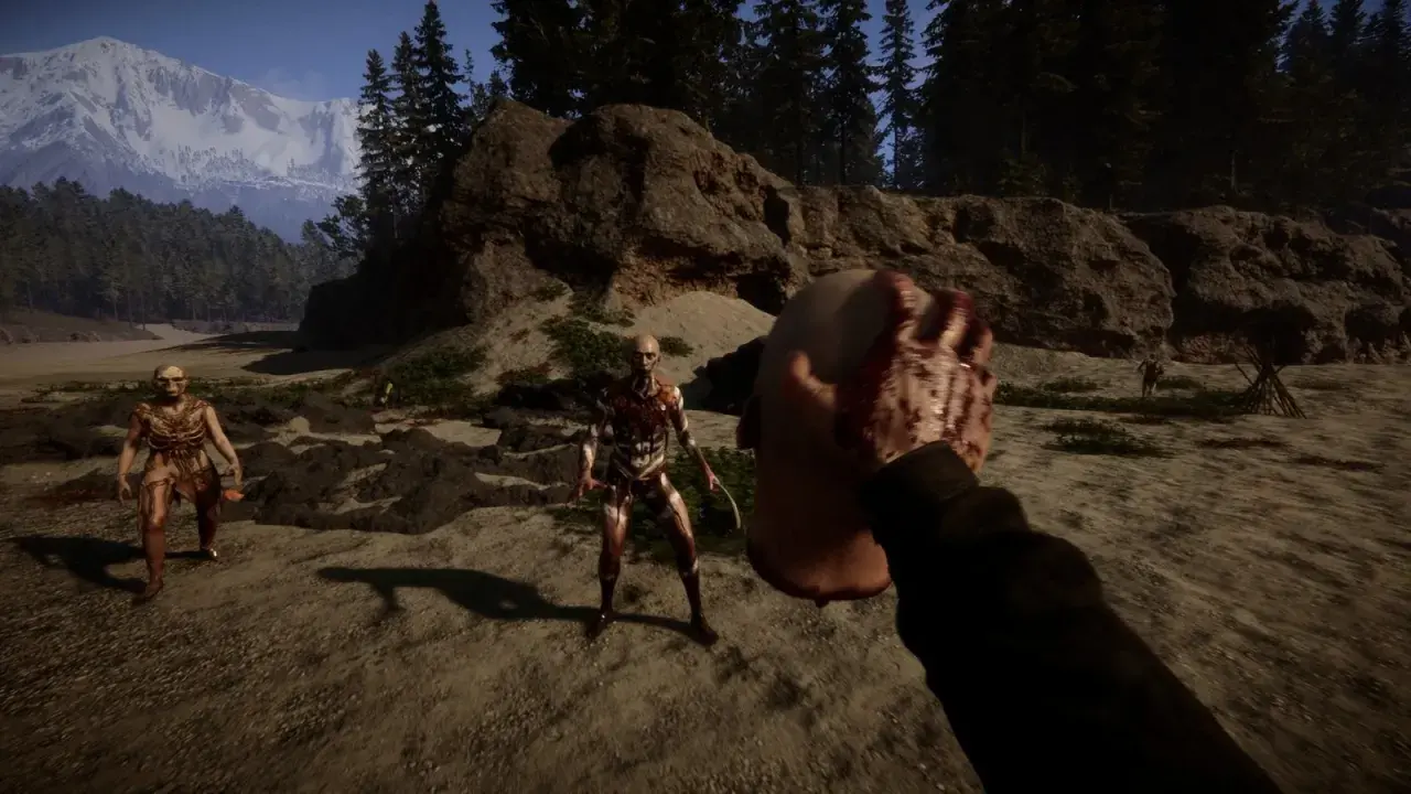 Sons of the Forest PS5: un personaggio con una testa insanguinata affronta creature mutanti in un paesaggio montano.