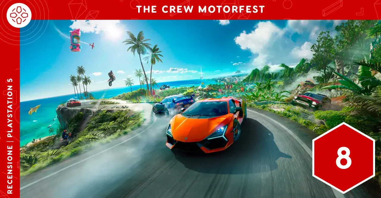 La recensione di The Crew Motorfest mostra auto sportive su un'isola tropicale, con moto e aerei sullo sfondo. Un 8 rosso indica il punteggio.