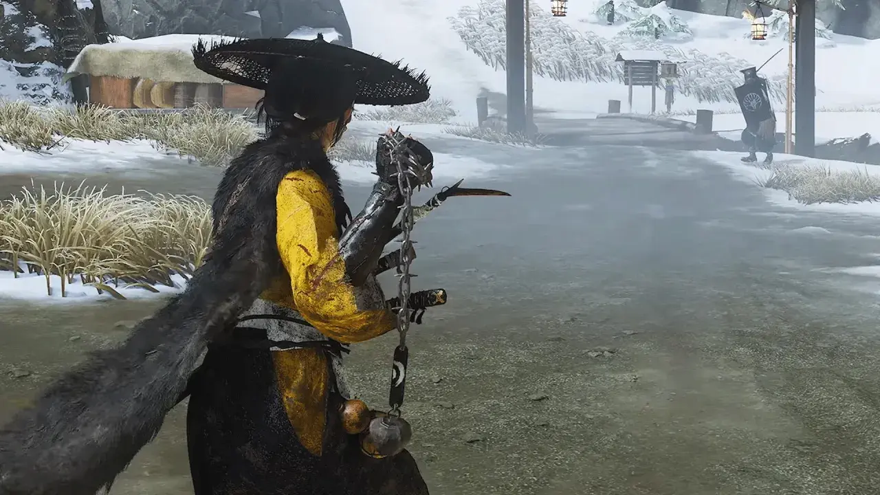 Un guerriero con un cappello conico e un mantello di pelliccia si prepara a combattere in un paesaggio innevato, forse in Ghost of Tsushima 2.