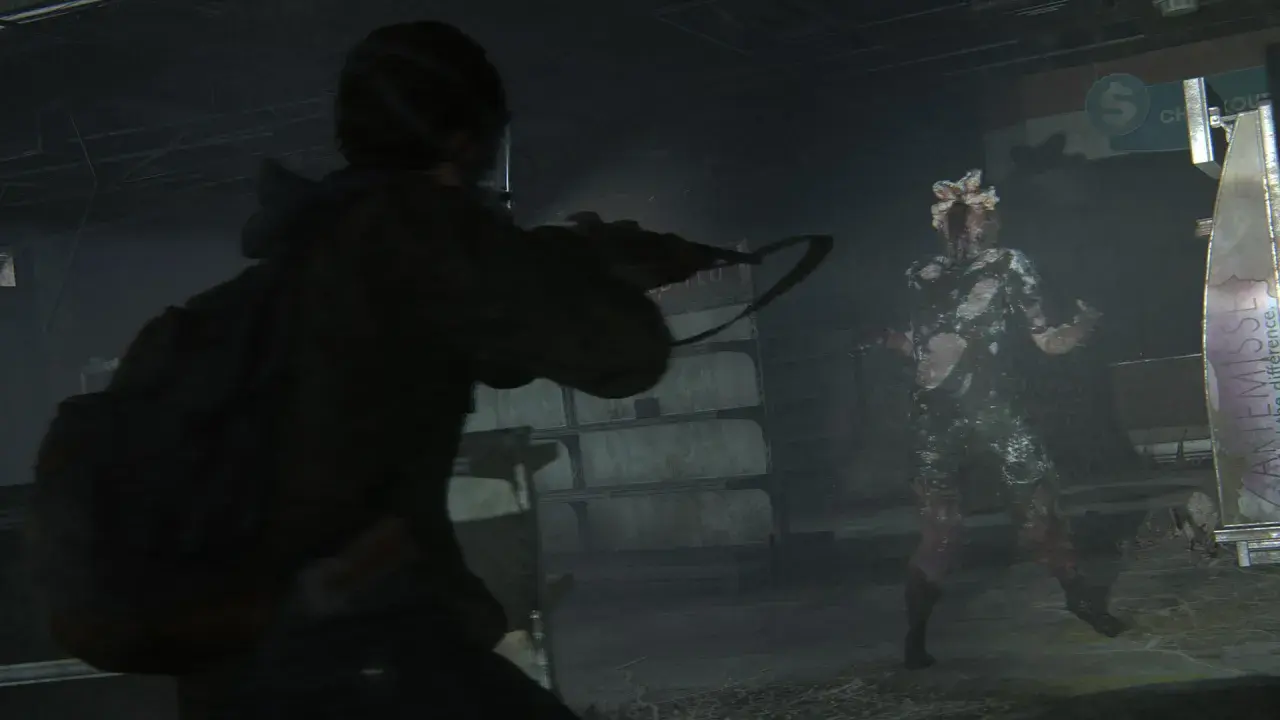 Ellie mira un infetto, uno dei tanti pericoli da affrontare per trovare i collezionabili di The Last of Us 2.