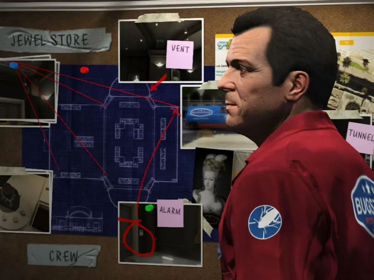 Un uomo con una tuta rossa osserva una bacheca con una mappa di una gioielleria, pianificando un colpo. Forse cerca l'invincibilità in GTA 5.