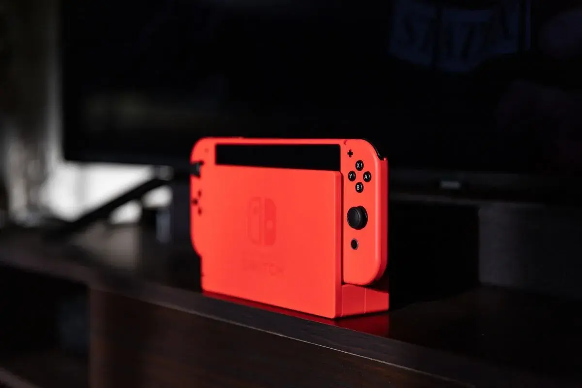 Nintendo Switch rosso acceso, pronto per i migliori giochi Nintendo Switch per adulti.