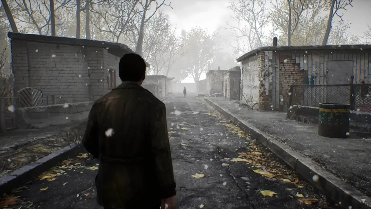 Un uomo cammina in una strada nebbiosa e innevata, verso una figura lontana. Atmosfera inquietante, tipica di un **Silent Hill 1 remake**.