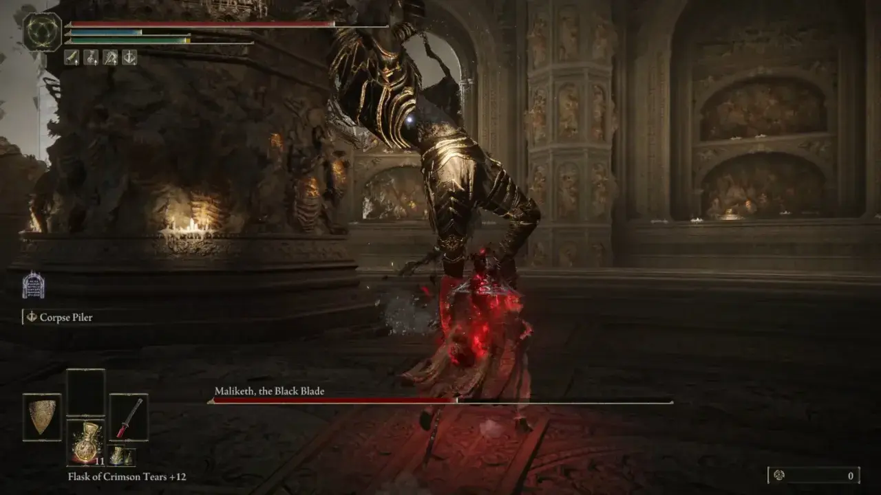 Maliketh, the Black Blade, in Elden Ring, attacca con la sua lama infuocata. Il giocatore si prepara a schivare.