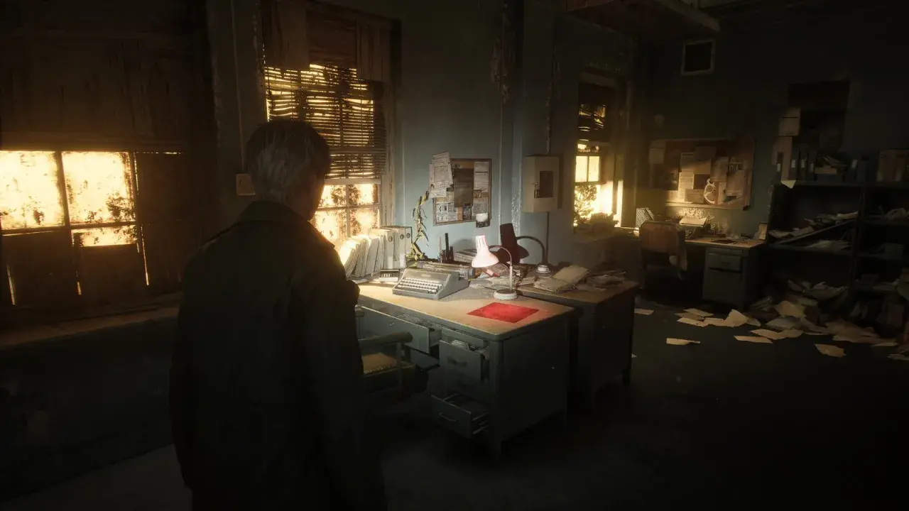 Ufficio disordinato, una macchina da scrivere e carte sparse. L'atmosfera cupa ricorda la **silent hill 2 recensione**.