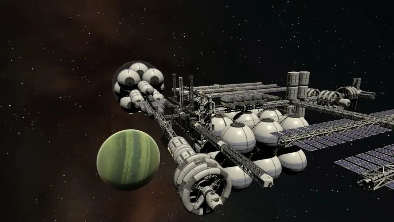 Stazione spaziale complessa in Kerbal Space Program 2, con moduli sferici e pannelli solari, accanto a un pianeta verde striato.