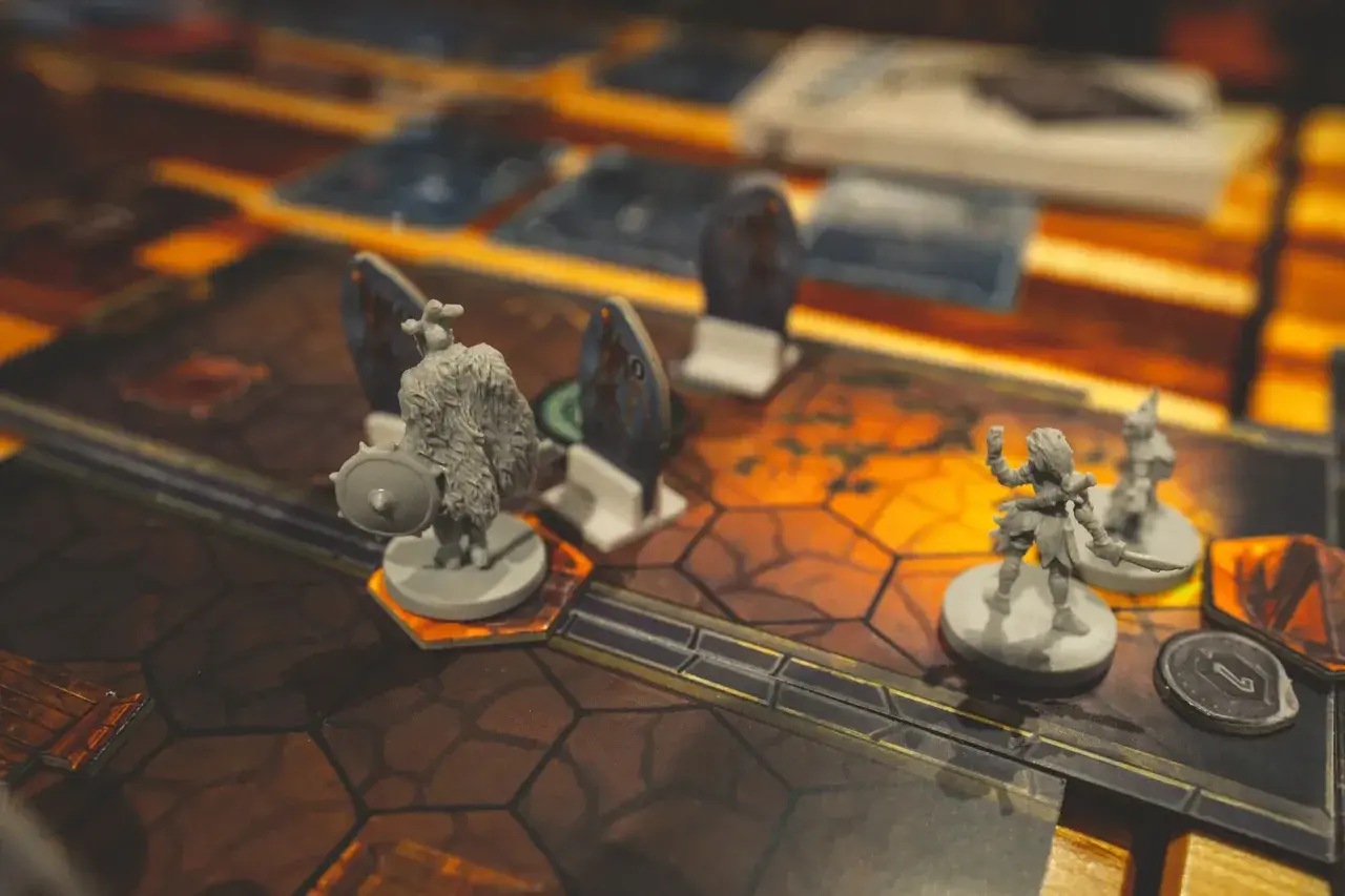Miniature di guerrieri su un tabellone da gioco, pronti per avventure in dungeons and deejay.