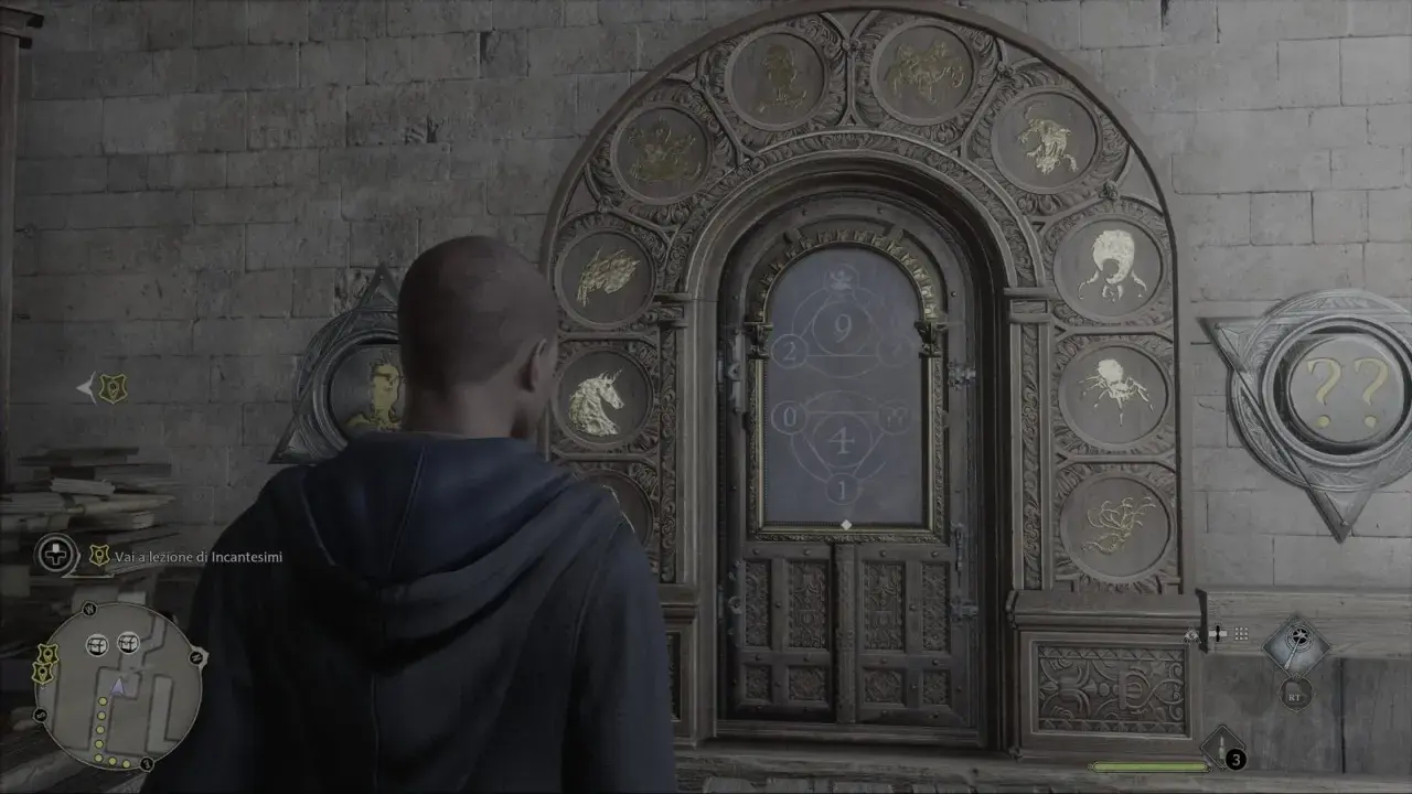 Un personaggio osserva delle porte con simboli di creature magiche, un enigma di Hogwarts Legacy.