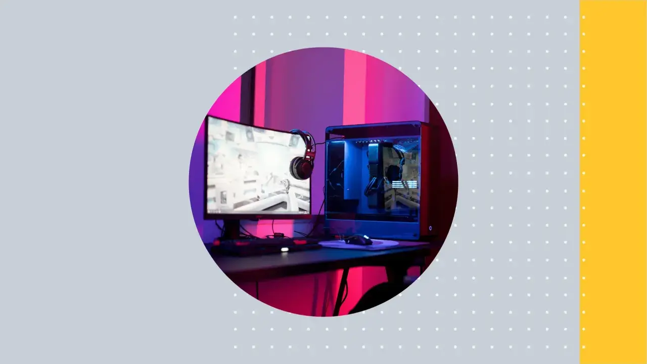 Postazione gaming con PC potente, monitor acceso e cuffie, ideale per giochi simili a Fortnite.