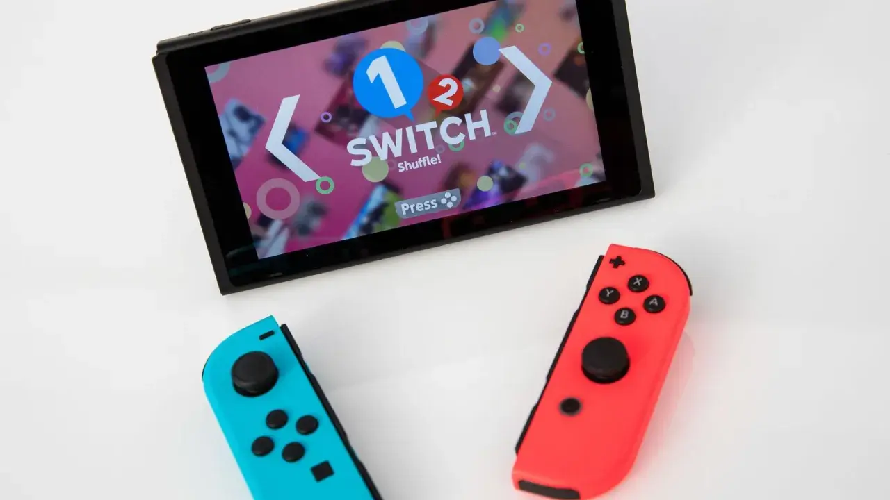Nintendo Switch con Joy-Con blu e rossi, pronto per le vendite. Schermo mostra "1-2-Switch".