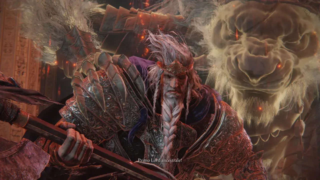 Godfrey, il Primo Lord ancestrale di Elden Ring, con la sua possente armatura e la chioma fluente, pronto alla battaglia.