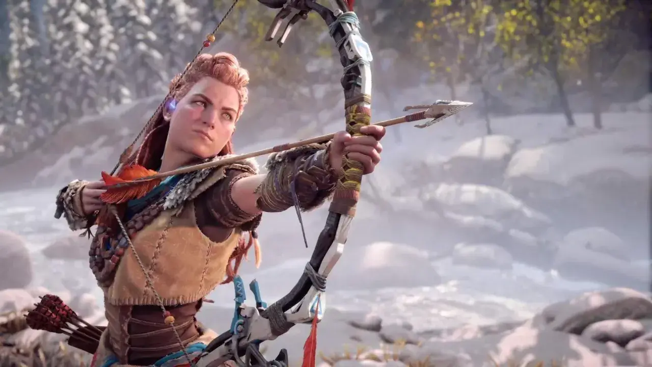 Aloy mira con determinazione, arco teso, pronta a scoccare una freccia. L'ambientazione innevata suggerisce nuove sfide in Horizon Forbidden West DLC.
