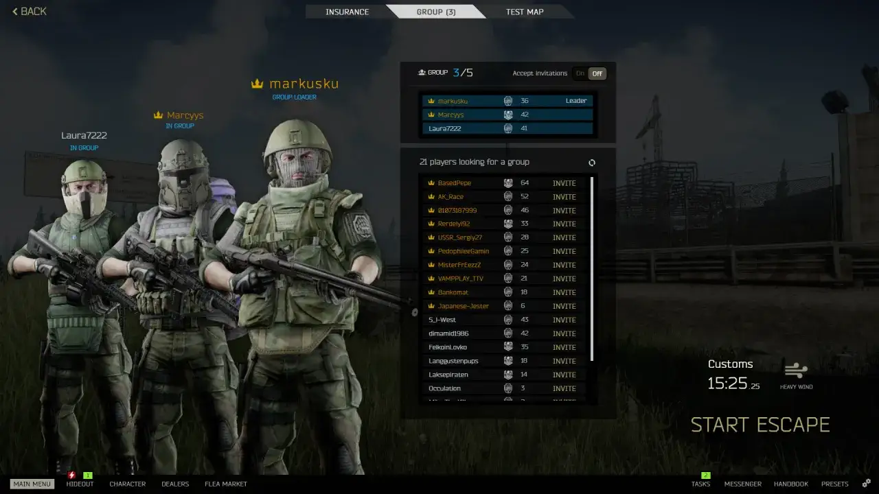 Squad di tre giocatori pronti per l'escape from Tarkov su PS5, in attesa di altri compagni.