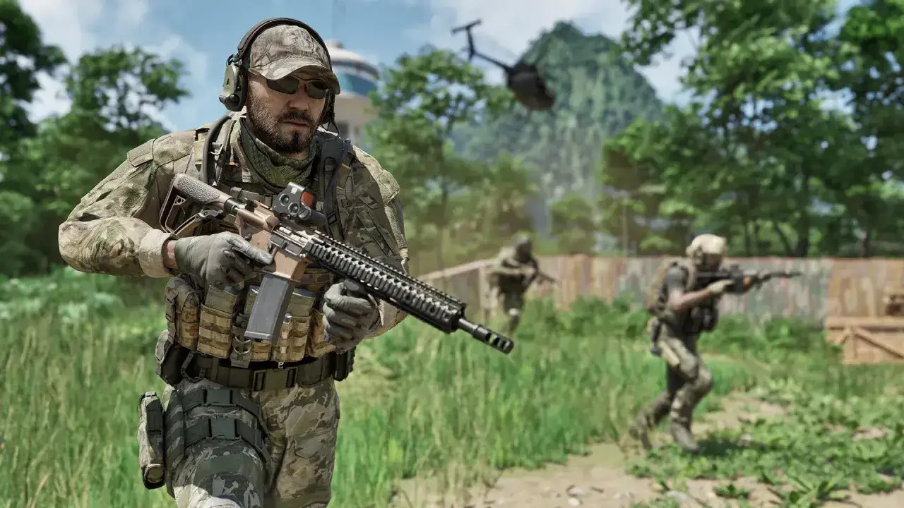 Soldato in mimetica avanza in un'area verde, pronto per la gray zone warfare. In background, un elicottero e altri soldati.