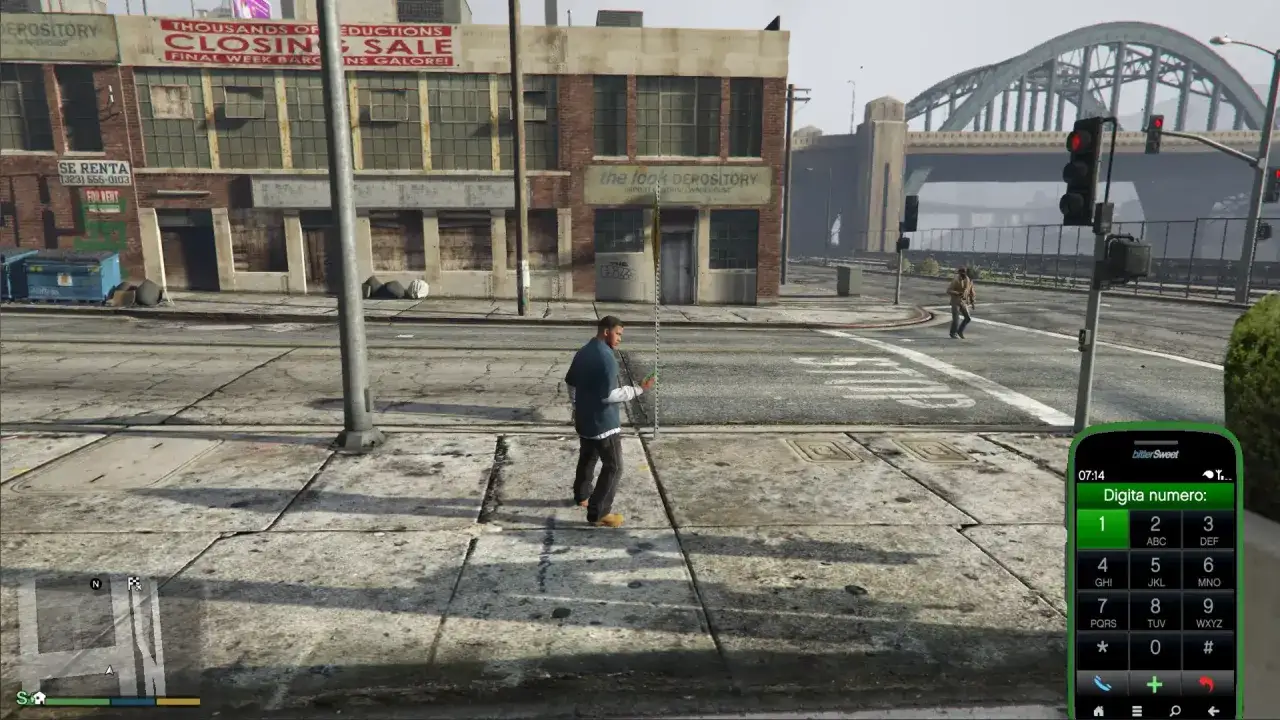 Personaggio in GTA 5 su PS5 digita un numero sul telefono, forse per attivare trucchi.
