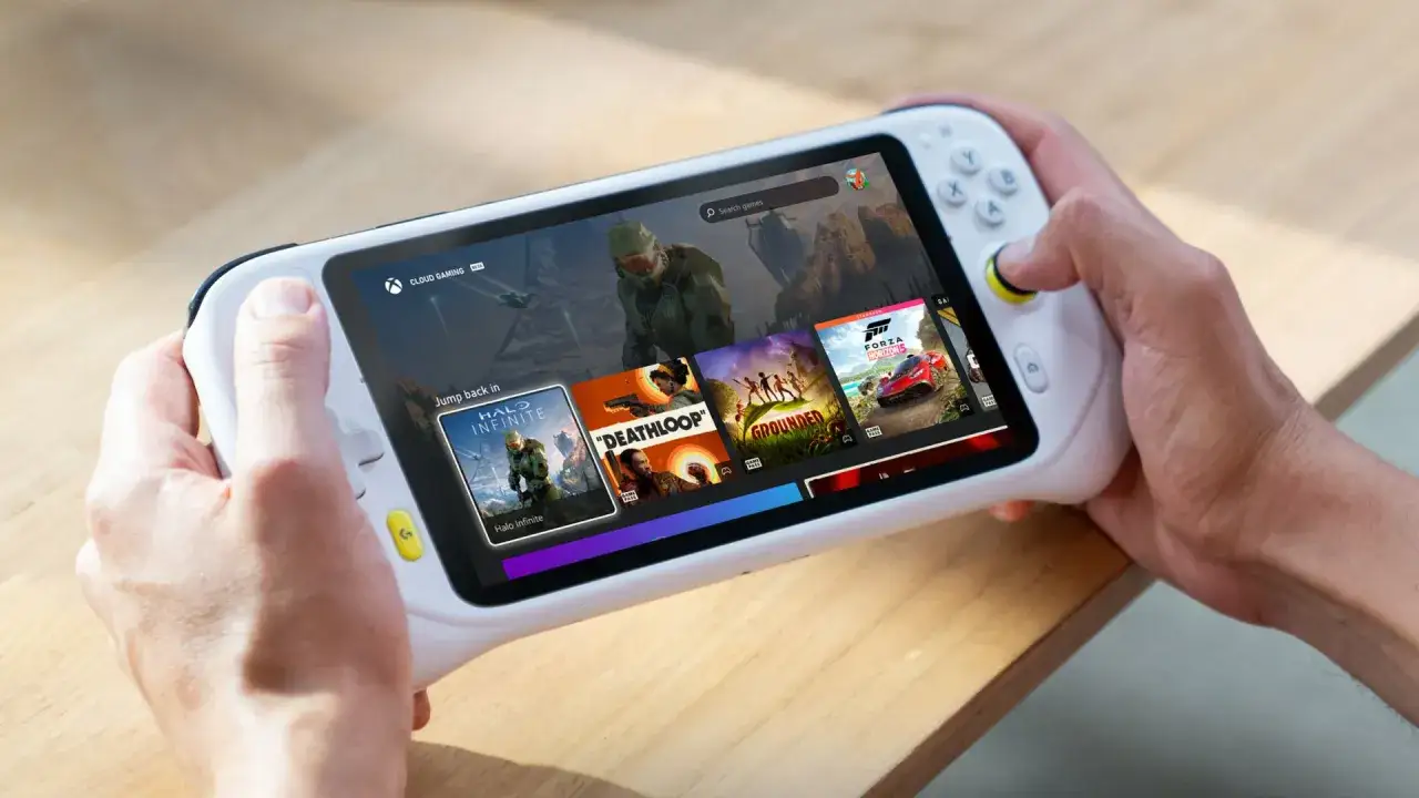 Mani che impugnano un dispositivo portatile per il cloud gaming, con giochi Xbox Game Studios come Halo Infinite e Forza Horizon in primo piano.